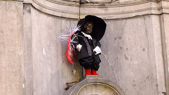 Brüssel: Manneken Pis im Gewand Musketier