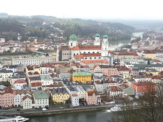 Blick auf Passau und den Dom im Winter