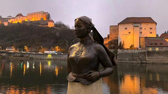 Passau: Büste Emerenz Meier und Veste Oberhaus