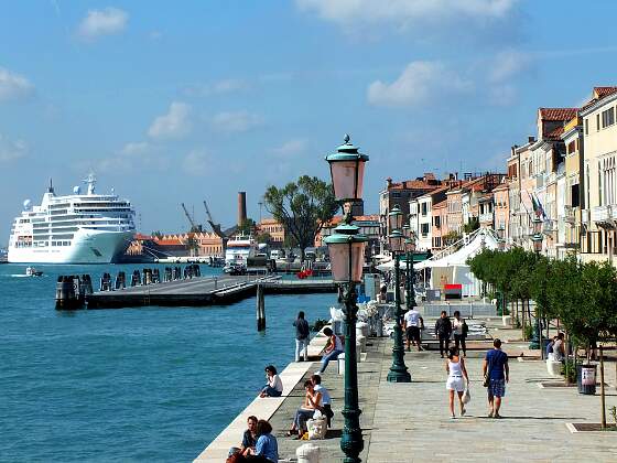 Kreuzfahrtschiff im Hafen von Venedig