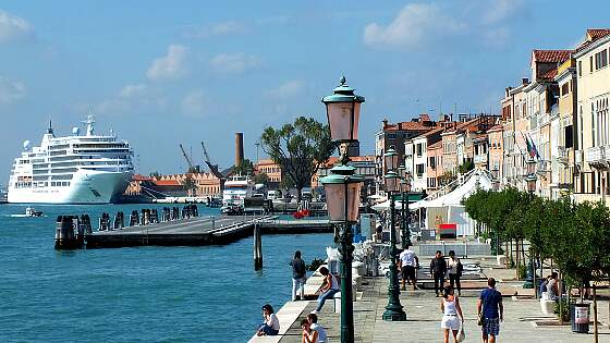 Kreuzfahrtschiff im Hafen von Venedig