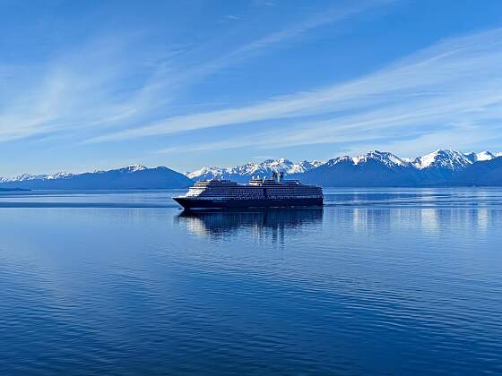 Kreuzfahrtschiff im Meer vor Alaska