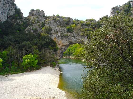 Südfrankreich: Fluss Ardeche mit Pont d'Arc