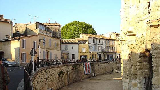 Häuser rund um das Amphitheater in Arles