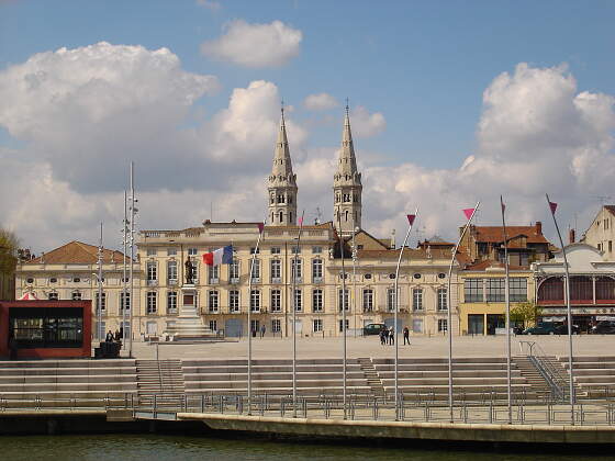 Rathaus am Ufer der Saone in Macon, Frankreich