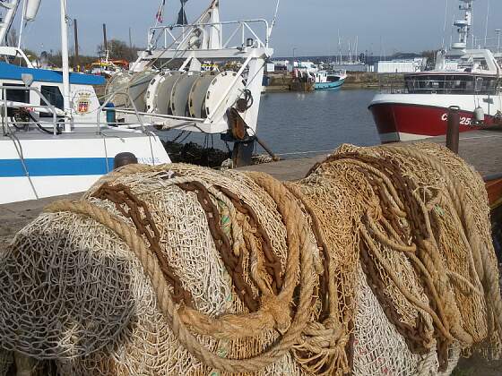 Fischernetze im Hafen von Honfleur, Normandie