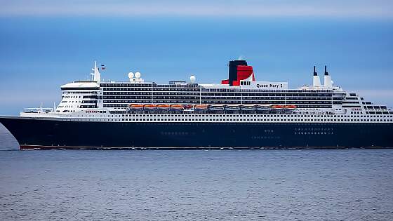 Kreuzfahrtschiff Queen Mary 2 auf Transatalantikkreuzfahrt