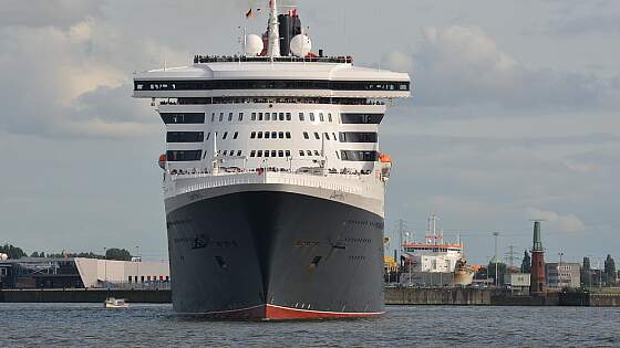 Kreuzfahrtschiff Queen Mary 2 im Hamburger Hafen