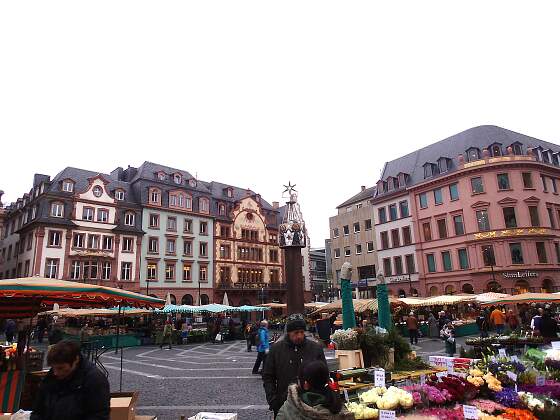 Wochenmarkt auf dem Marktplatz in Mainz