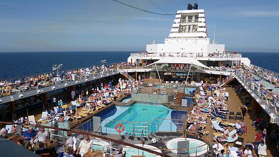 Kreuzfahrtschiff Sonnendeck mit Pool