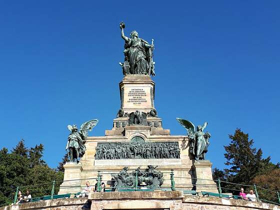 Blick auf das Niederwalddenkmal bei Rüdesheim