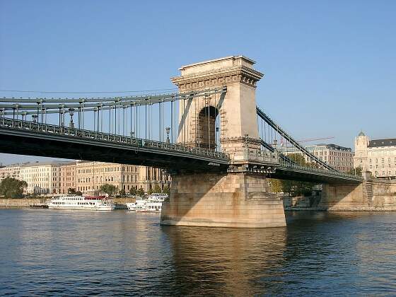 Donaukreuzfahrten: Kettenbrücke über der Donau in Budapest