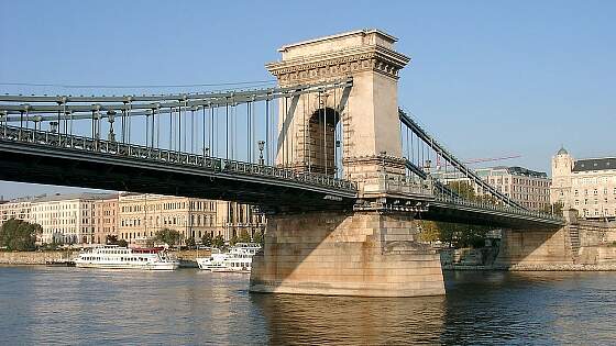 Donaukreuzfahrten: Kettenbrücke über der Donau in Budapest