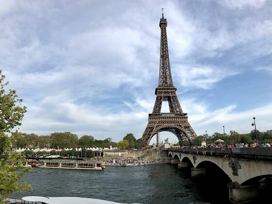 Eifelturm an der Seine in Paris, Frankreich