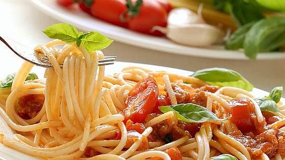 1. Gang der italienischen Küche: Spaghetti Napoli